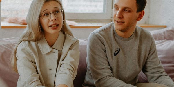 O que a Bíblia ensina sobre comunicação no casamento e como evitar conflitos?