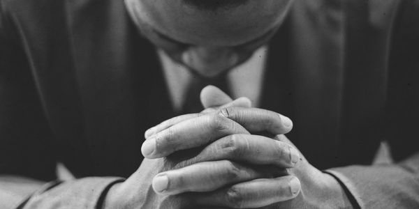 Como um líder cristão pode inspirar sua equipe através do exemplo?