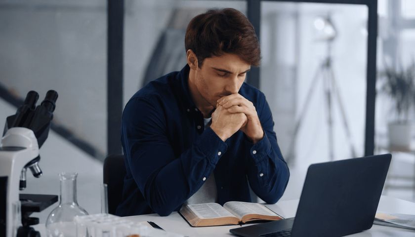 Oração para quem enfrenta conflitos entre fé e ciência no trabalho