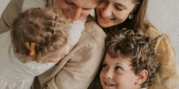 O que a Bíblia diz sobre amor ao próximo no contexto familiar?