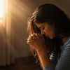 Oração quando se sente distante de Deus: Como restaurar sua comunhão