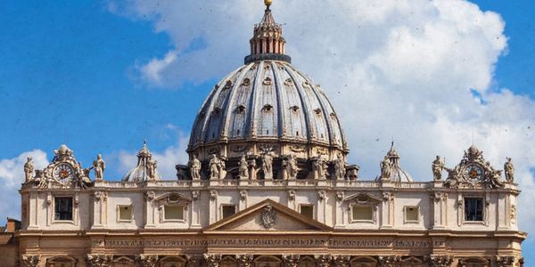 Como é escolhido um papa, suas obrigações e por que ele reside no vaticano?