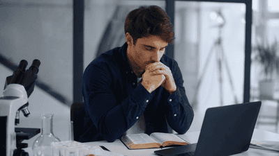 Oração para quem enfrenta conflitos entre fé e ciência no trabalho