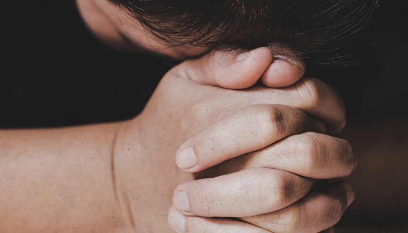 Como aumentar a confiança em Deus por meio da oração?