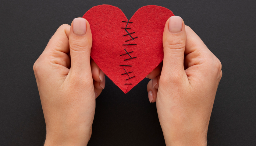 O que Jesus ensinou sobre amar seus inimigos e orar por eles?