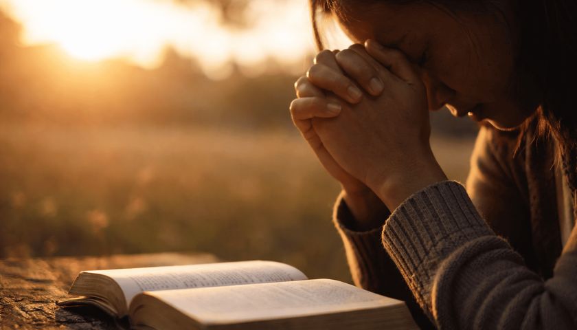Oração para entregar o controle a Deus e confiar nos Seus planos