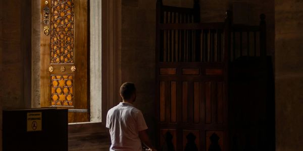 Como fortalecer sua fé no início do ano: dicas práticas para um 2025 mais próximo de Deus