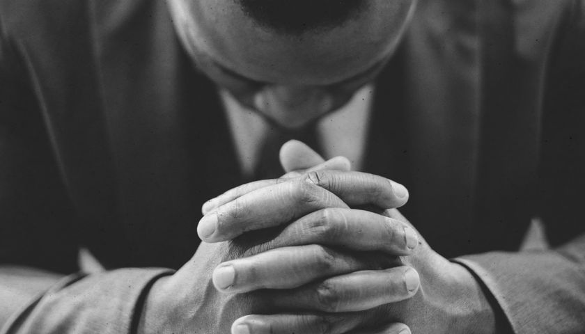 Como um líder cristão pode inspirar sua equipe através do exemplo?