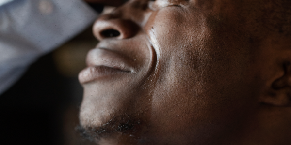 A importância da oração para fortalecer a fé durante crises